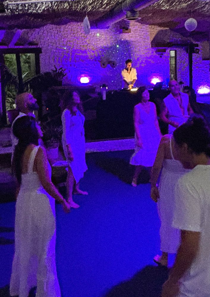 Gente bailando en un evento Ecstatic Dance Alchemist